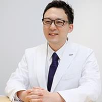 患者に説明する大阪ひざ関節症クリニック濱田院長